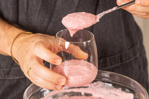 Himbeermousse in ein Glas füllen