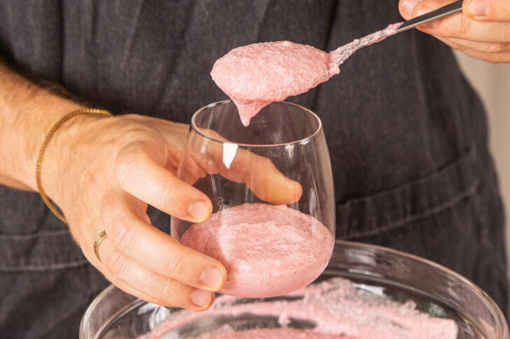 Himbeermousse in ein Glas füllen