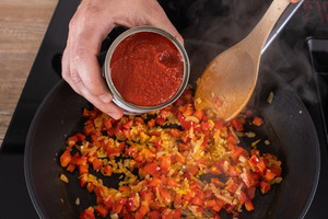 passierte Tomaten geben