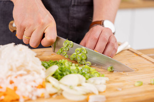 Frühlingszwiebel in Ringe schneiden