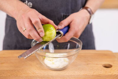 Limettenschale abreiben