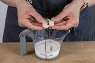 Hefe in die Milch geben