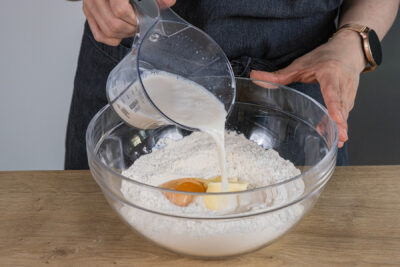 Hefemilch in die Schüssel geben