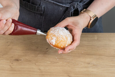 Krapfen mit Marmelade füllen