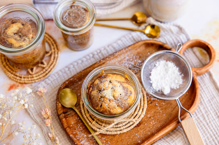 Kuchen im Glas mit Puderzucker bestäuben & servieren