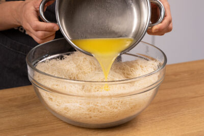 Butter mit Teigfäden vermengen