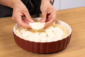 Mozzarellascheiben verteilen.
