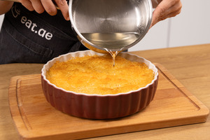 Künefe mit Zuckersirup begießen.