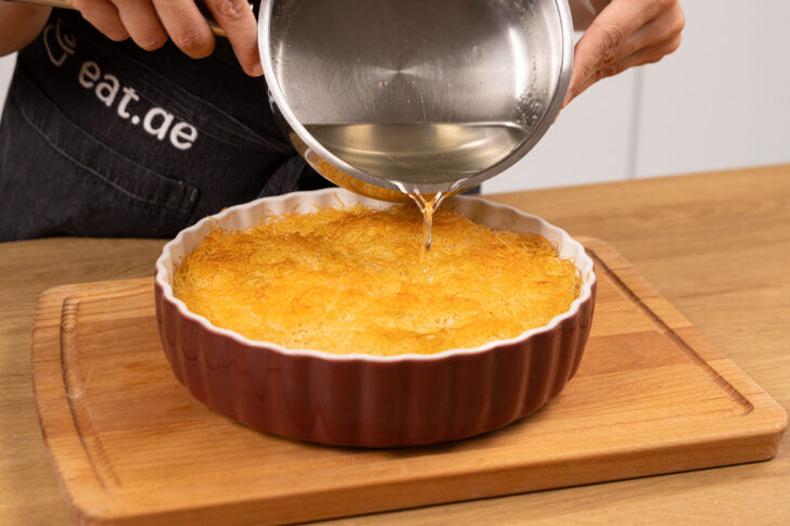 Künefe mit Zuckersirup begießen.