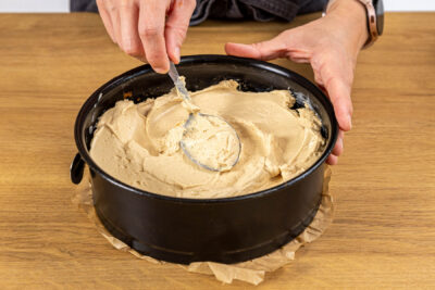 Creme auf dem Boden verteilen