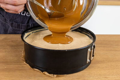 Karamell-Topping auf dem Lotus Cheesecake verteilen