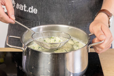 Malfatti aus dem Topf holen