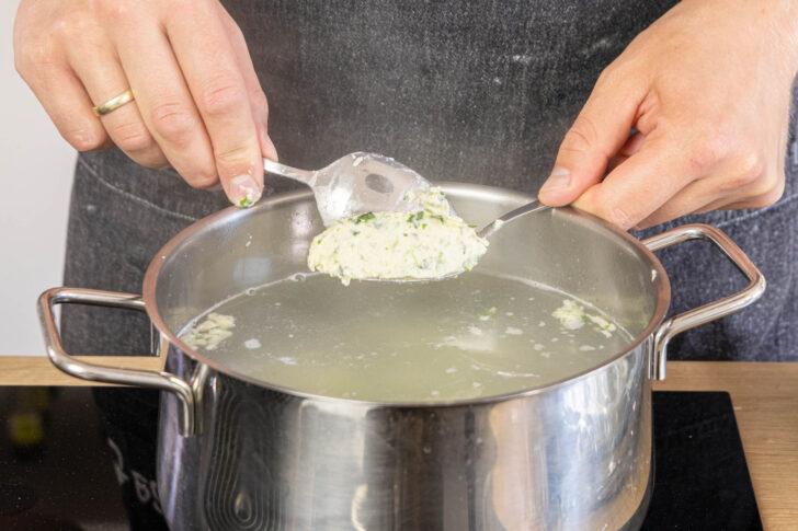 Malfatti in den Topf geben