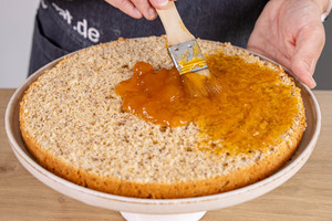 Aprikosenmarmelade auf Tortenboden verstreichen