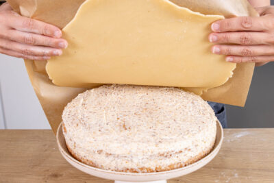 Marzipan auf Torte legen