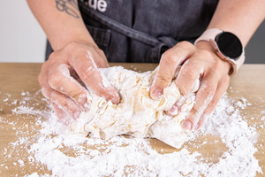 Marzipan mit Puderzucker verkneten