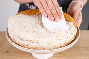 Sahnecreme dünn verstreichen