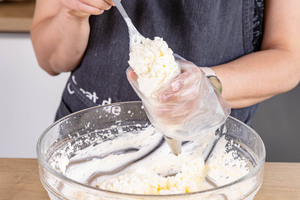 Sahnecreme in Spritzbeutel füllen