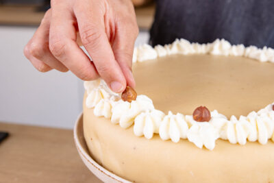 Marzipan-Nuss-Torte verzieren