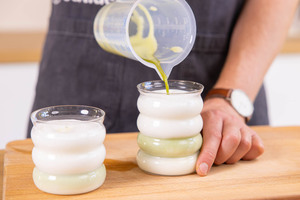 Matcha ins Glas geben