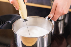Milch elektrisch aufschäumen