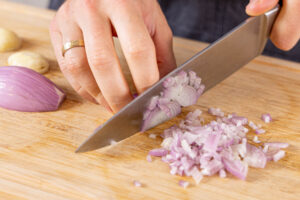 Schalotten und Knoblauch fein würfeln