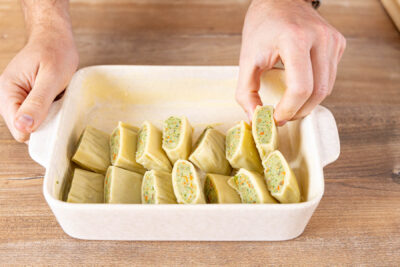 Maultaschen halbieren und in die Auflaufform geben