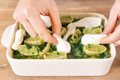 Maultaschen-Auflauf mit Mozzarella belegen und überbacken