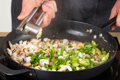 Knoblauch und Frühlingszweiebln ebenfalls anbraten