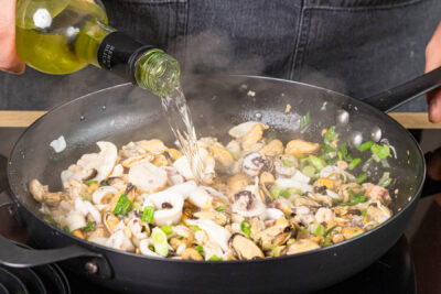 Meeresfrüchte mit Weißwein ablöschen