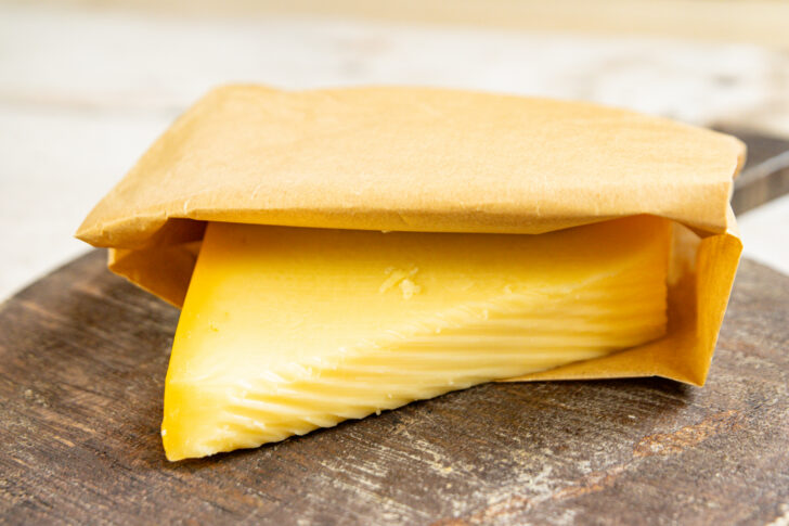 Käse in Backpapier eingewickelt