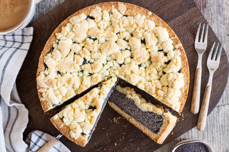 Mohnkuchen mit Pudding und Streusel