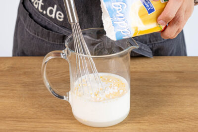 Vanillepuddingpulver in Milch verrühren