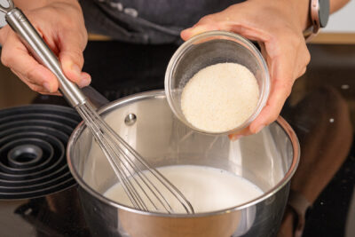 Grieß in Milch geben