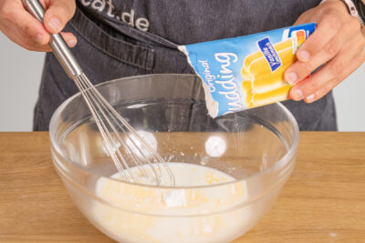 Puddingpulver in Milch anrühren