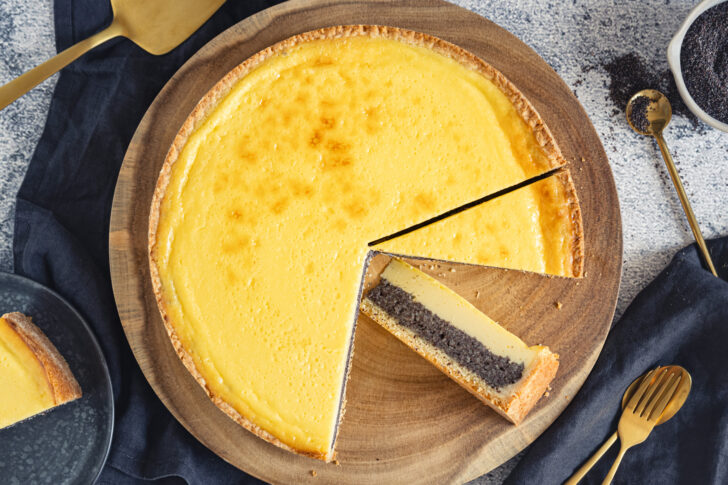 Mohnkuchen mit Schmand angeschnitten
