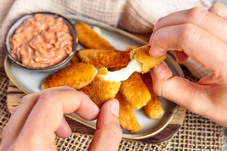 Mozzarella-Sticks selber machen und noch heiß genießen