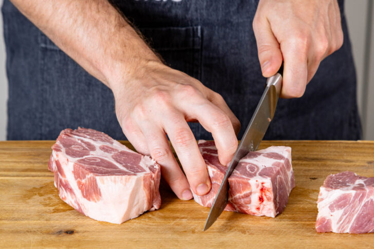 Fleisch in große Würfel schneiden