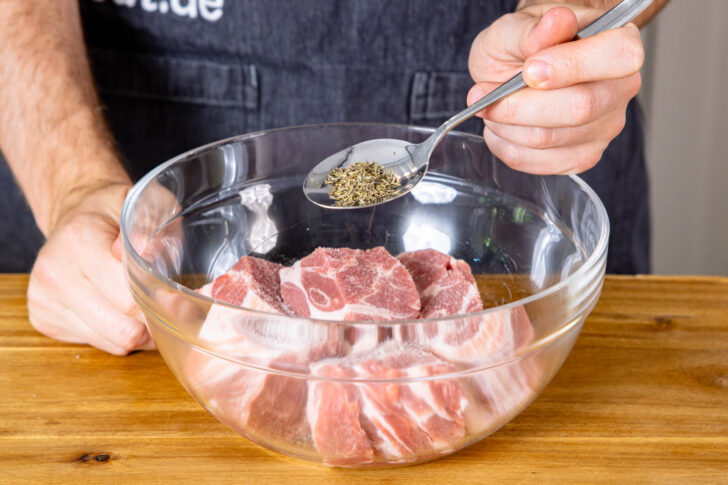 Fleisch mit Thymian würzen