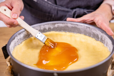 Aprikosenmarmelade verstreichen