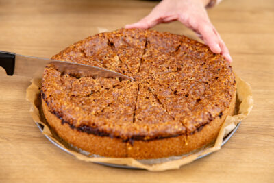 Nussecken-Kuchen schneiden