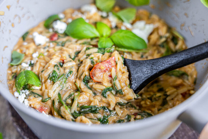 One Pot Orzo mit Spinat und Feta im Topf