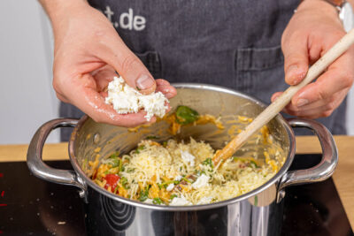 Feta zur One Pot Orzo bröseln
