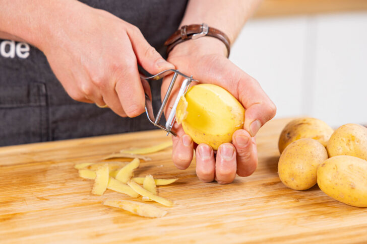 Kartoffeln schälen
