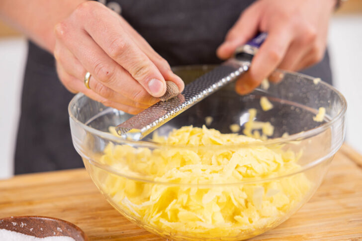 Kartoffeln mit Muskatnuss würzen