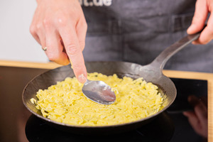 Schweizer Rösti anbraten