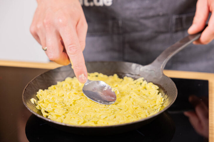 Schweizer Rösti anbraten