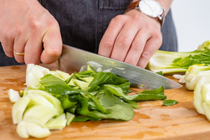 Pak Choi schneiden