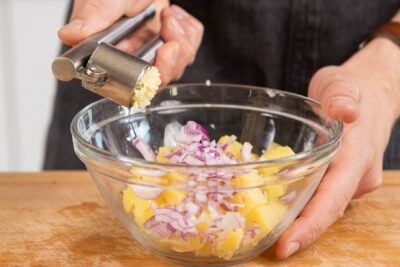 Knoblauch pressen