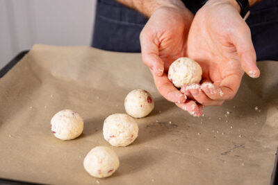 Pizza-Bällchen mit den Händen formen